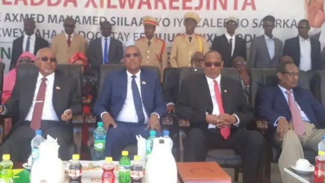 Madaxweynayaashii hore oo ku sugnaa xafladda xil wareejinta