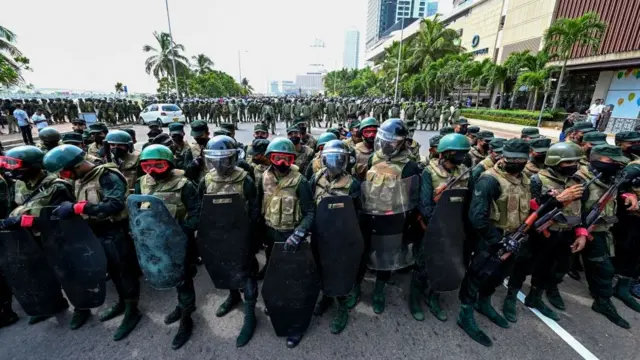 ஜனாதிபதி அலுவலகம் அருகே பாதுகாப்பிற்காக குவிக்கப்பட்டிருக்கும் ராணுவப் படை