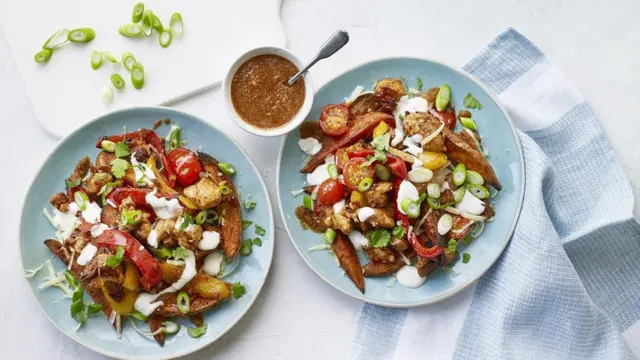 Des frites de patate douce croustillantes chargées de poulet épicé, de poivrons, de fromage et de toutes les sauces. Le parfait régal du week-end ! Vous pouvez préparer votre propre sauce chili ou utiliser celle du commerce. Chaque portion apporte 636 kcal (calories), 29 g de protéines, 59 g de glucides (dont 23 g de sucres), 29 g de lipides (dont 6 g de saturés), 11 g de fibres et 2,5 g de sel.