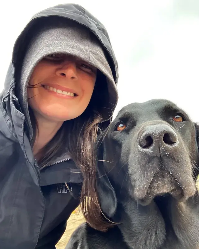 Лабрадор Барни ме одржава активном без обзира на временске прилике