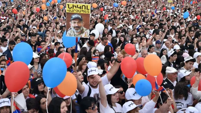 Paşinyan destekçileri kararı meydanlarda kutladı