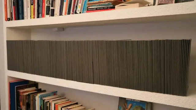 يقضي فيلارويل نحو ساعة يوميا في تسجيل تجاربه اليومية، وقد ملأ حتى الآن 307 دفاتر على مدى عشر سنوات