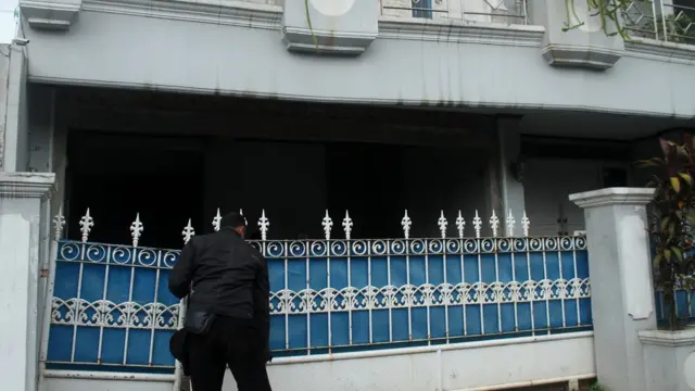 Polisi memeriksa area temuan benda diduga mirip bom di rumah pribadi Ketua KPK Agus Rahardjo di Perumahan Graha Indah, Bekasi, Jawa Barat, Rabu (9/1/2019).