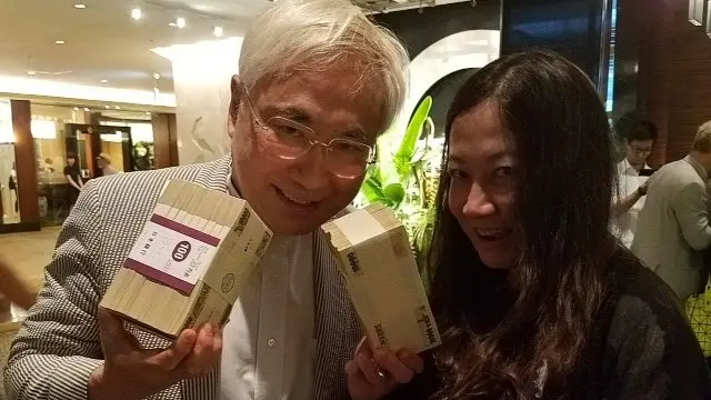 現金の寄付金を手に持つ高須さん（写真左）と漫画家の西原理恵子さん