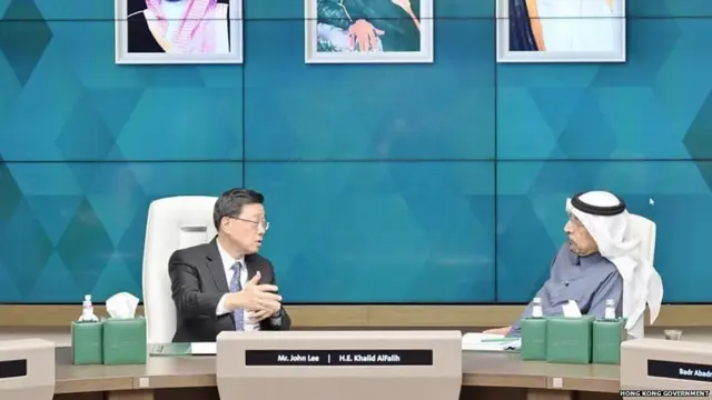 सऊदी अरब के निवेश मंत्री ख़ालिद अल फ़लीह के साथ हॉन्ग कॉन्ग के सीईओ जॉन ली.