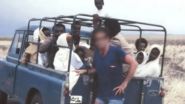 Agent Mosada stoji ispred vozila u kome su etiopijski Jevreji, koji su bili prošvercovani iz Sudana