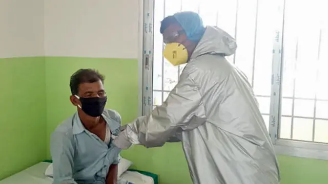 भारतबाट नेपाल आएका तीन जनाको महोत्तरीको औरही नगरपालिकास्थित प्राथमिक स्वास्थ्यकेन्द्रमा स्थापित क्वारन्टीनमा गत बुधवार परीक्षण गर्दै एक चिकित्सक