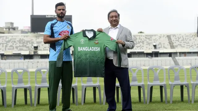 অধিনায়ক মাশরাফিকে নতুন জার্সি তুলে দিচ্ছেন বিসিবি সভাপতি