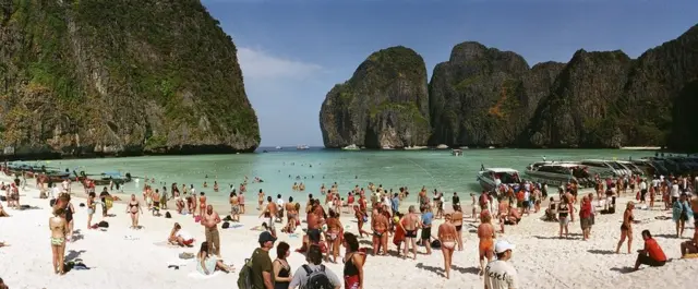 Visão panorâmicaroda roletaMaya Bay, cheiaroda roletaturistas e lanchas