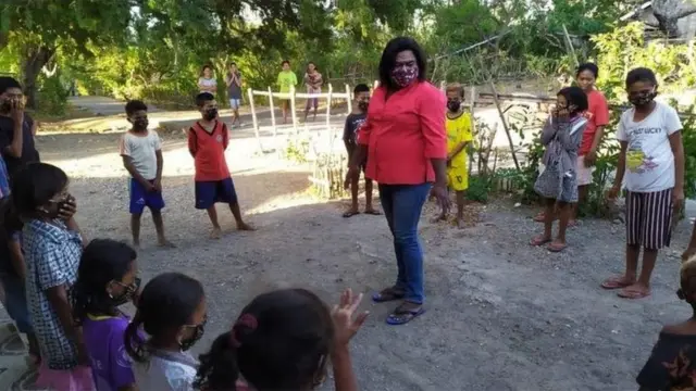 Salah satu aktivitas dari Komunitas Fajar Sikka adalah mengajar anak-anak di Maumere