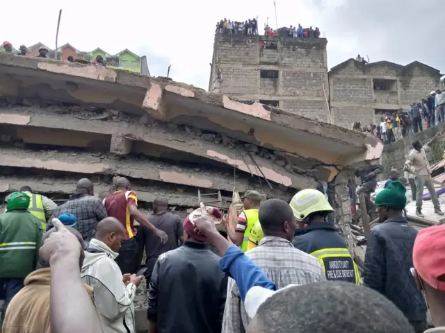 Hari ubwoba ko hari abantu baba bagwiriwe muri iyi gorofa yari ituyemo imiryango 46