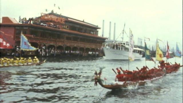 载有英女王伊丽莎白二世与王夫菲利普亲王的香港总督游艇慕莲夫人号在香港仔避风塘准备靠泊太白海鲜舫（6/5/1975）