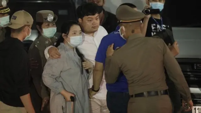 นางสุรีย์รัตน์ ชิวารักษ์ (เสื้อเทา) รุดมาให้กำลังใจลูกชาย