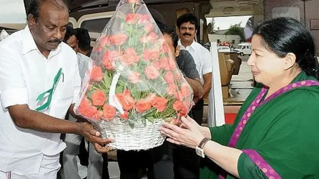 ஜெயலலிதாவுடன் நத்தம் விஸ்வநாதன் (கோப்புப்படம்)