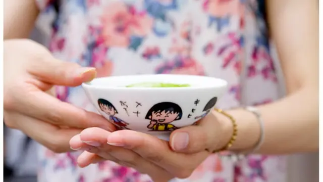 給湯流茶道のメンバーが幼少期に使っていたという、レトロ感あふれるアニメ食器。古びた日用品を茶道具に見立てて、ノスタルジーを感じさせる（撮影：岸本咲子）