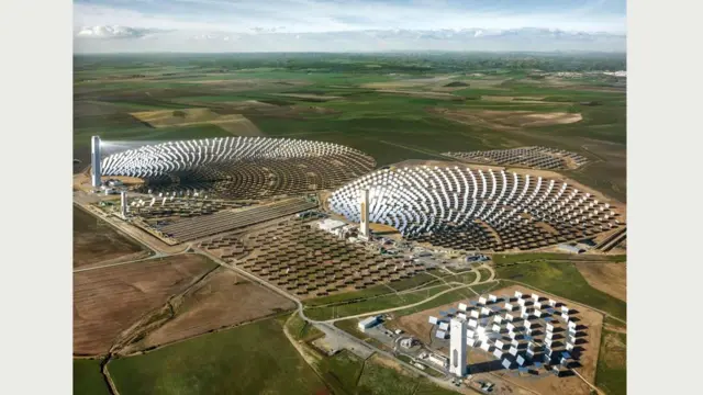 Солнечная электростанция PS10, Севилья, Испания, 2013 г. Фото Эдварда Буртинского (Flowers Gallery, London/Metivier Gallery, Toronto)