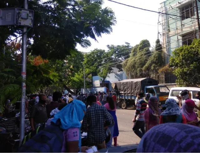 ఎస్ఆర్ నగర్ పోలీస్ స్టేషన్ వద్దకు చేరుకున్న విద్యార్థులు, ఉద్యోగులు, ఇతర ప్రజలు