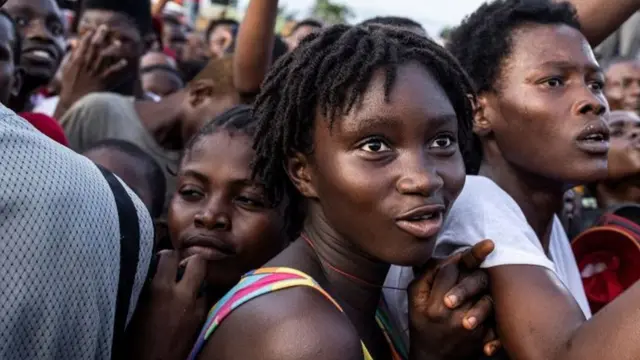 Supporters of opposition party All Peoples Congress (APC) attend one meeting of dia leader Samura Kamara for Grafton, for di outskirts of Freetown, on June 19, 2023