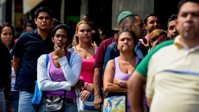 Pessoas fazem fila para comprar comida