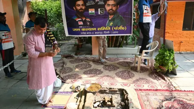 দিল্লিতে চলছে প্রার্থনা পাকিস্তানের বিপক্ষে যাতে ভারত জিতে যায়