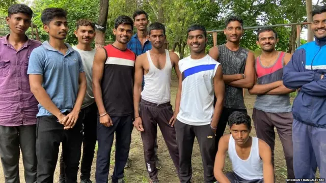 बुलडाणा जिल्ह्यातील देऊळगाव मही येथील पोलीस भरतीची तयारी करणारे तरुण