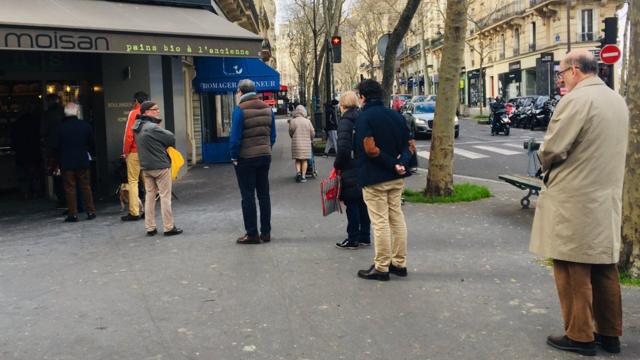 巴黎人排队买面包
