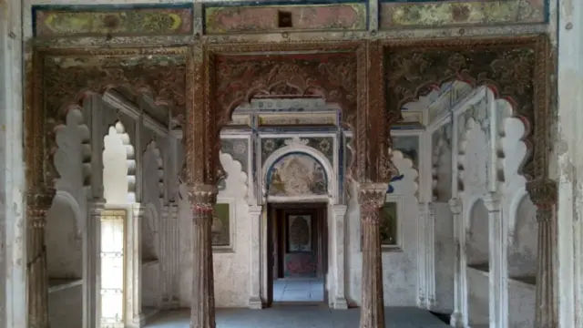 या महालात राणीची आणि जॉन लँग यांची भेट झाली.