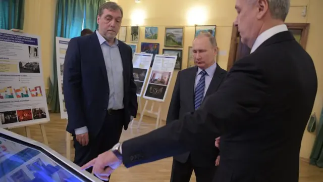 Никита Высоцкий, сын поэта и директор открывающегося в Москве Дома Высоцкого на Таганке, президент РФ Владимир Путин, мэр Москвы Сергей Собянин. 24 января 2017 г.