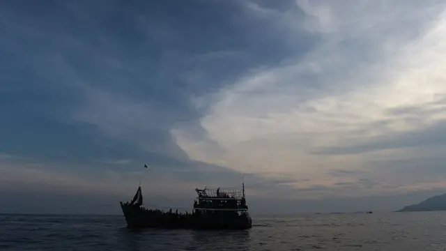 জীবনের ঝুঁকি নিয়েও রোহিঙ্গারা ভেসে পড়ছেন বঙ্গোপসাগরে