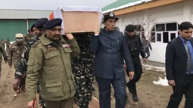 સૈનિકના શવને લઈ જતા રાજનાથ સિંહ