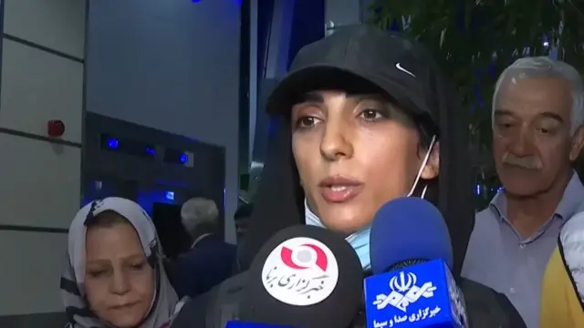 Elnaz Rekabi habla con la prensa luego de llegar a Irán.