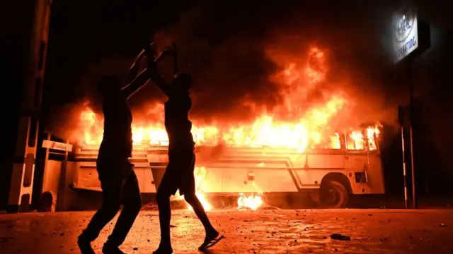 இலங்கையில் ஜனாதிபதி வீட்டின் முன் நள்ளிரவில் வெடித்த வன்முறை