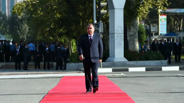 در طرح قانون جدید بر امتیازات رئیس جمهوری یا "پیشوای ملت" تاجیکستان افزوده شده است