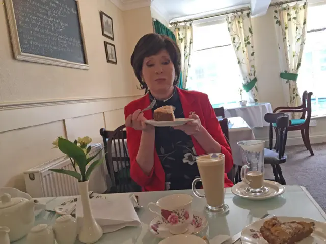 Яна с тортом