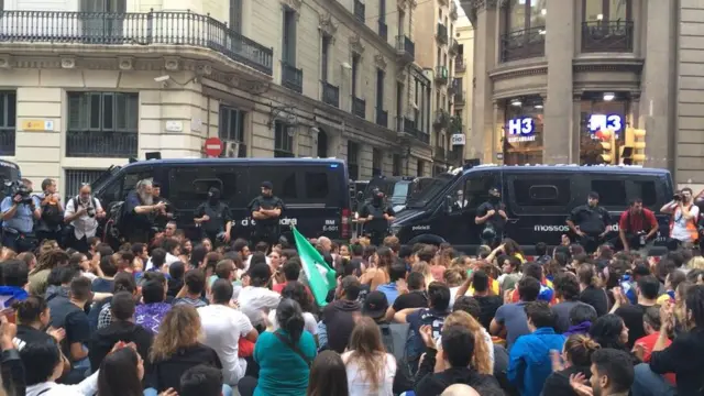 Concentración ante la Jefatura de la Policía Nacional en Barcelona.
