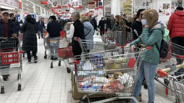 Покупатели в "Ашане" в эту среду