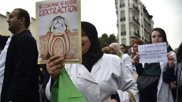 Le personnel de santé manifestent un jour après la confirmation d'Abdelaziz Bouteflika de rester au pouvoir au-delà de son quatrième mandat. (19 mars 2019)