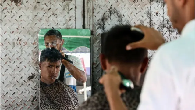 চুলে কোন ফ্যাশনেবল ছাঁট দেয়ার বিরুদ্ধে বিভিন্ন জায়গায় কড়া নির্দেশ জারি করা হয়