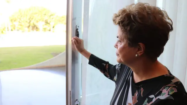 No Palácio do Alvorada, Dilma elaborajogos de baralho paciencia solitaire gratiscartada final para tentar voltar ao Planalto