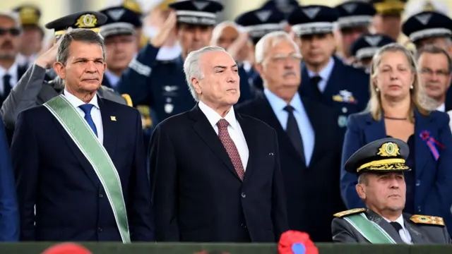 Michel Temer con militares