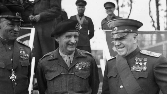 Từ trái sang phải: Nguyên soái Liên Xô Konstantin K. Rokossovsky, Thống chế Anh Quốc Bernard Law Montgomery và Nguyên soái Liên Xô Georgi K. Zhukov tại Berlin ngày 13/7/1945