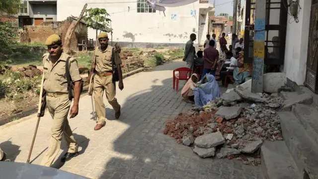 ઘરની બહાર પોલીસ