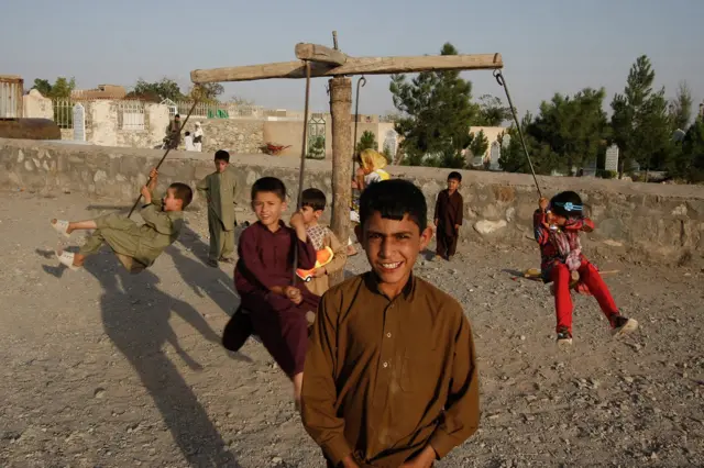 Deca se igraju na improvizovanom ringišpilu izrađenom od drvenih greda i šipki za armaturu