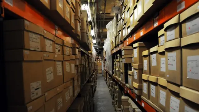 Cajas en el depósito del Museo de Londres