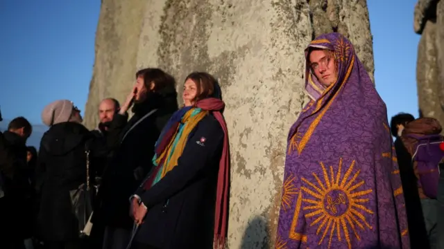 Жінка в ковдрі з сонцем