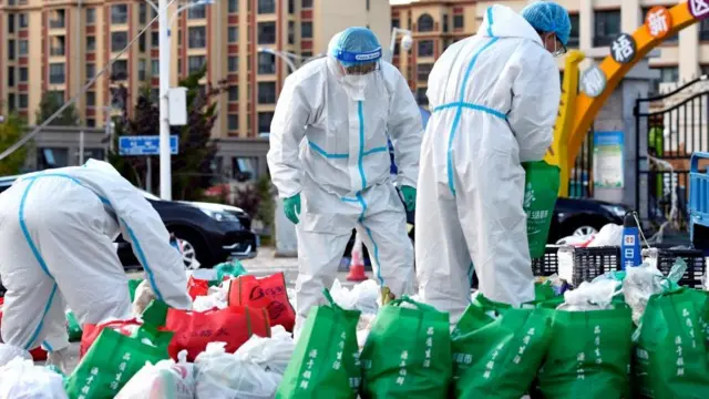 तिब्बतमा लकडाउन लागेपछि आवश्यक सामग्री वितरण गर्न खटिएका स्वयंसेवकहरू