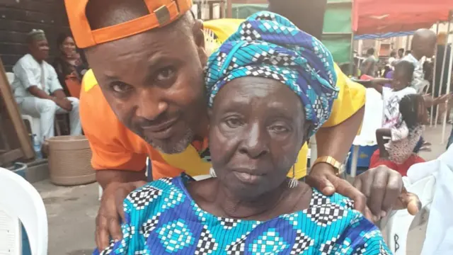 Saheed balogun pẹlu Iya rẹ