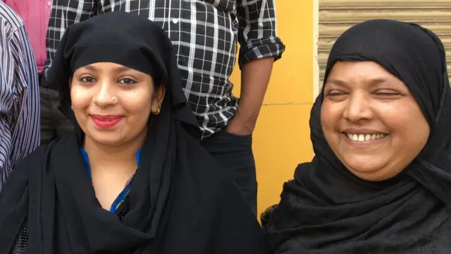 शाहीन अपनी मां के साथ