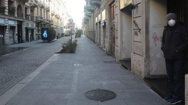 Las calles de algunas localidades italianas están prácticamente vacías.