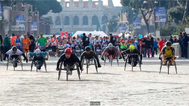 Atletas começam a corridaoolancer fifa bet365handbike na maratonaoolancer fifa bet3652018oolancer fifa bet365Roma